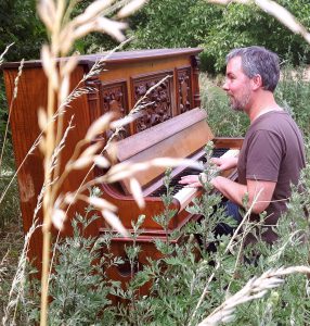 Jens am Klavier auf einer Wiese